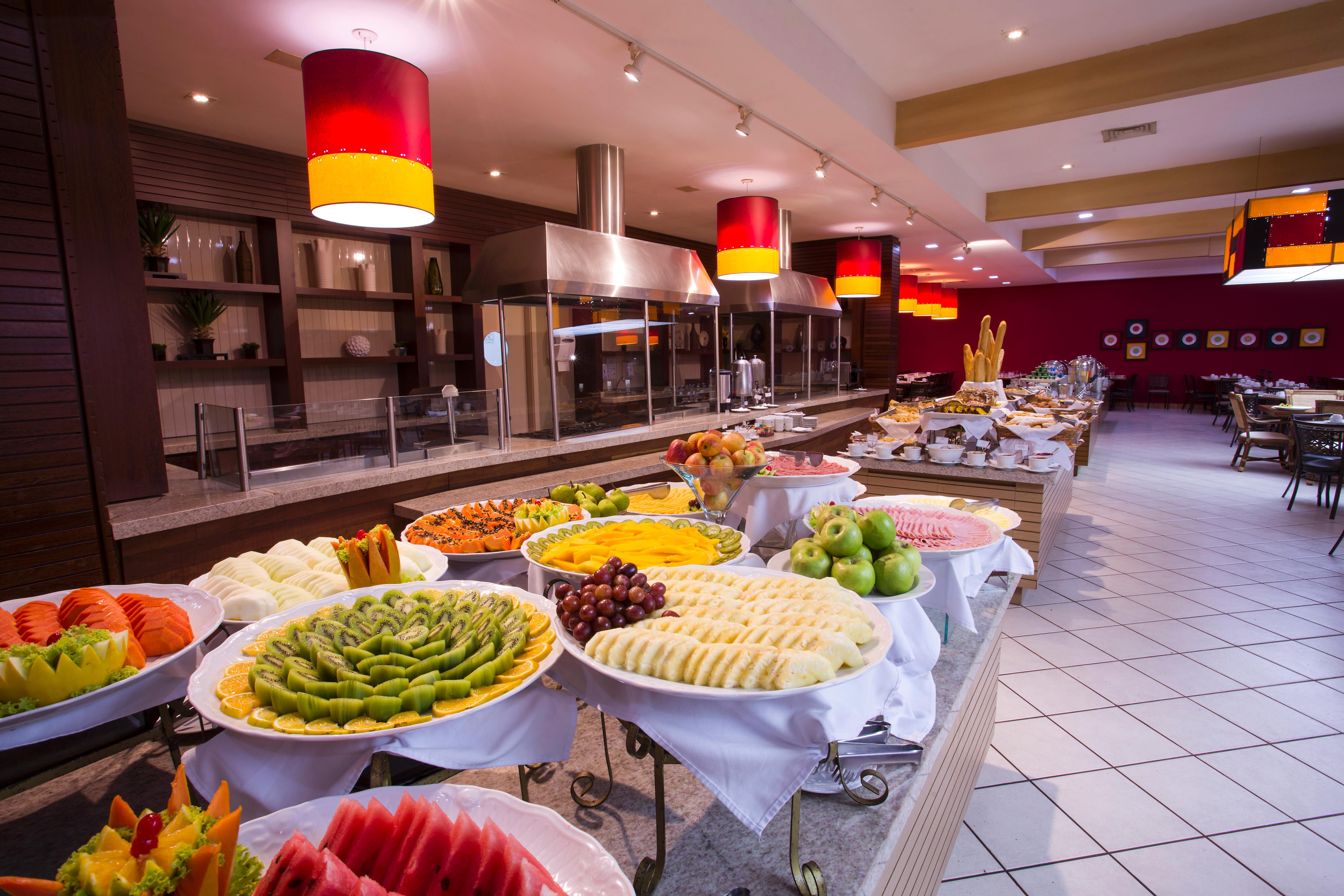 Mabu Thermas Grand Resort Фос-ду-Игуасу Экстерьер фото A buffet at a hotel