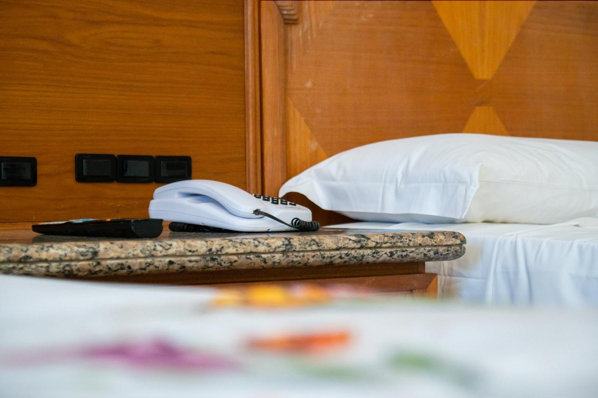 Mabu Thermas Grand Resort Фос-ду-Игуасу Экстерьер фото A telephone in a hotel room